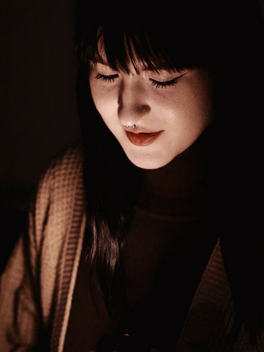 흐리게 가려진 인물 사진